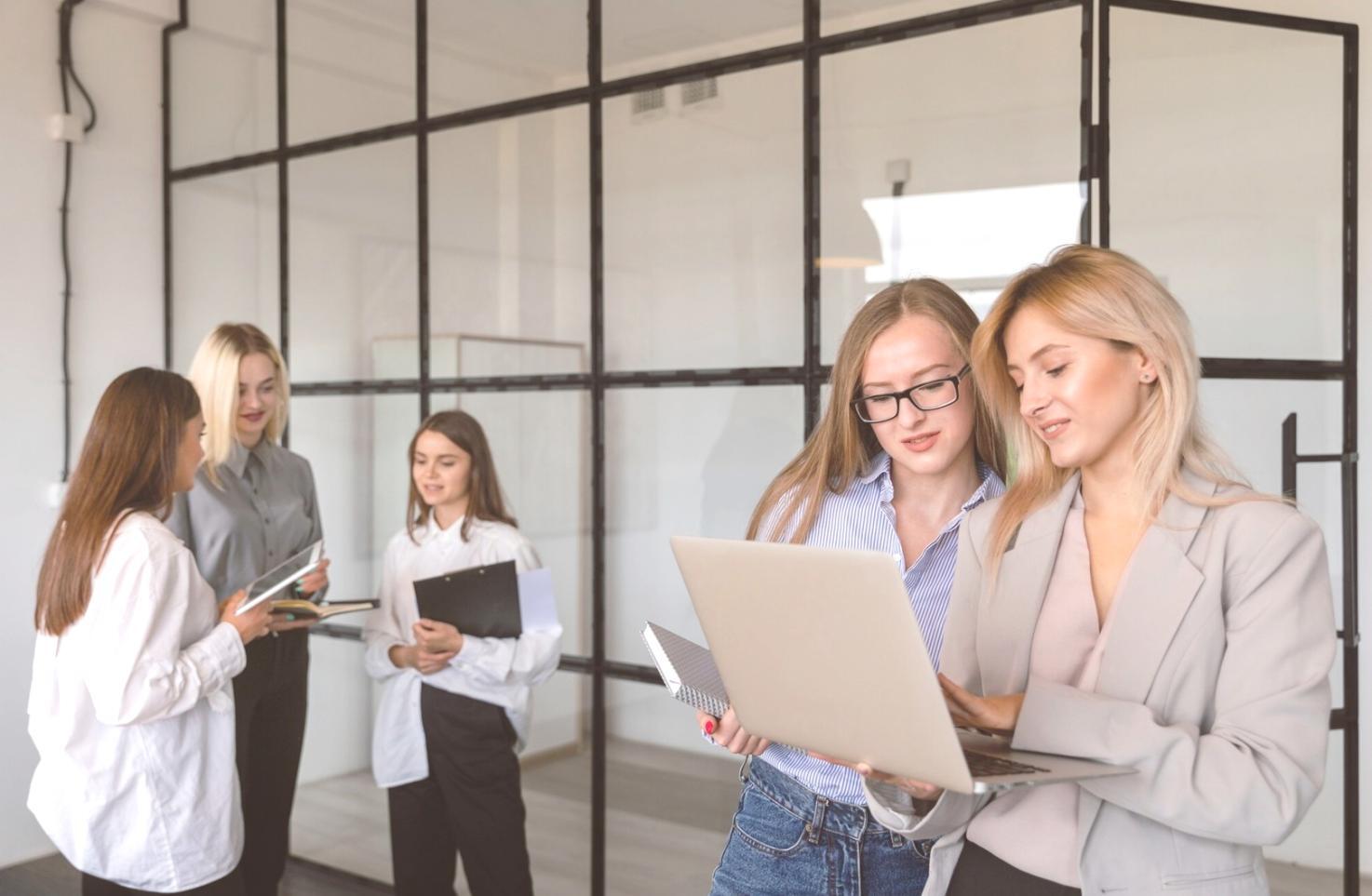 Espace de travail avec documents financiers et calculatrice